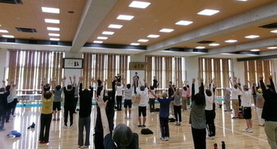ラジオ体操講習会の写真(伸び)