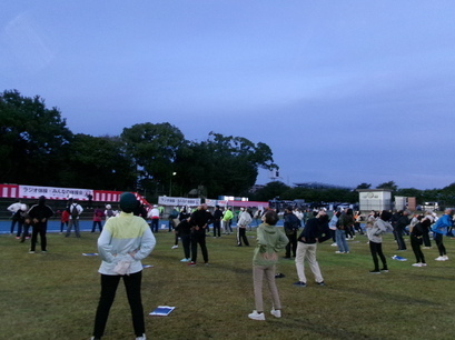 市民ラジオ体操の集いの写真（腰を伸ばす運動）