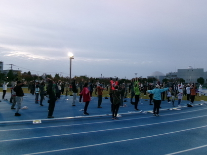 市民ラジオ体操の集いの写真(深呼吸)