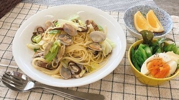 あさりのパスタとサラダの写真（献立を動画で紹介ページへリンク）