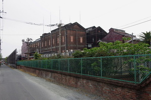 福徳長酒造の建物と塀が写っている写真。荒木駅空襲の痕跡が残っています。