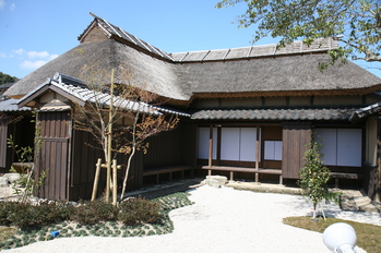 坂本繁二郎生家を表の庭から撮影した写真