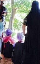 コスプレ撮影の様子の後ろ姿