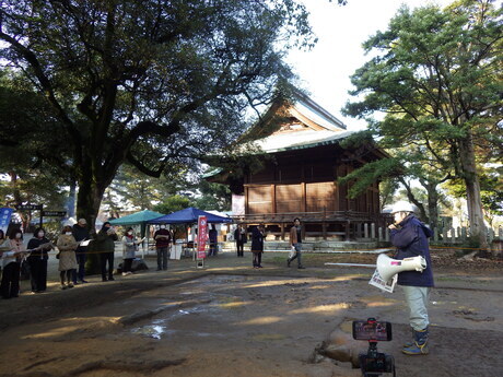 久留米城本丸跡第4次調査現地説明会の様子を撮影した写真です。調査担当者が説明会参加者に対して調査成果を解説しています。