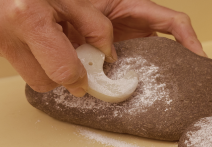勾玉を削っている様子