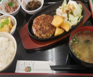 ハンバーグ定食の写真