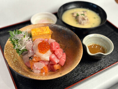 しげなが特製海鮮丼の写真