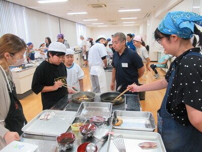 ぶりの揚げ焼きをする写真