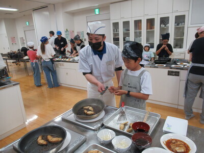 ぶりの照り焼きを作る写真