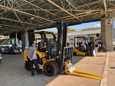 フォークリフトで記念撮影