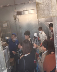 冷凍庫で実験や見学をする写真