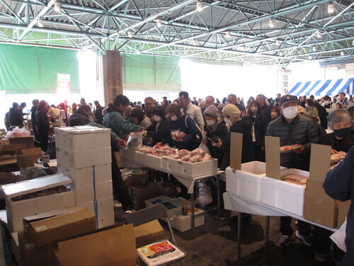 大勢の来場者で大賑わいの写真