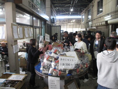 新鮮な野菜を購入する様子