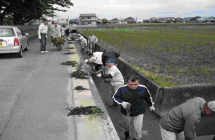 水路の泥上げをして適切な管理をしています