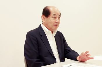 インタビューに答える緒方さん