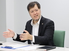 熱心に語る小松宏吉さん