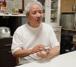 ゆるかで想いを語る津野稔一さんの写真