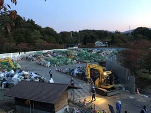 満杯になった災害ごみ集積場