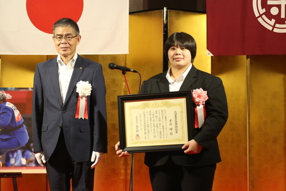 素根選手へ市民栄誉特別賞を授与