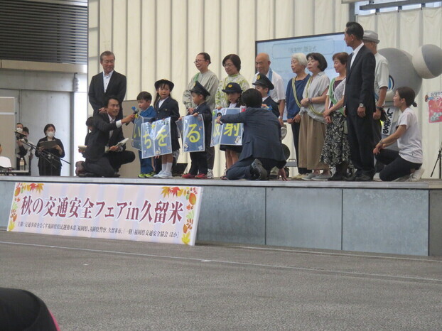 幼稚園児による反射材寄贈式