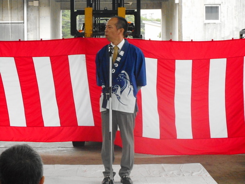 開会宣言をする福岡県魚市場久留米魚市場の西山市場長