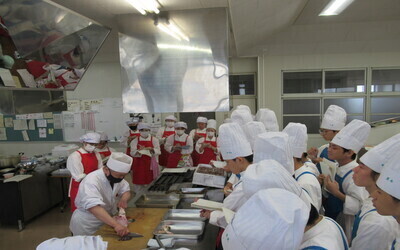 講師がフグをさばく