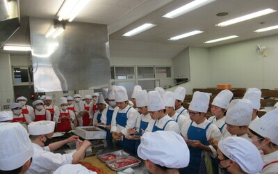 講師がフグの説明