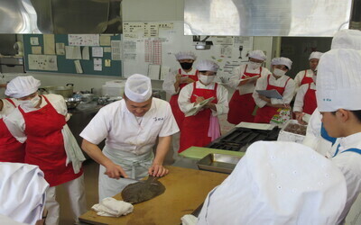 講師がヒラメのすき引きを実演