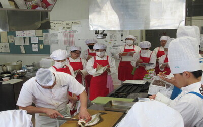 講師がヒラメをさばく