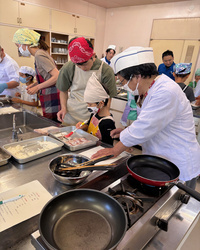 講師指導のもと親子で料理する写真