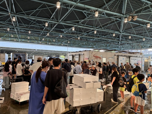 水産せり場見学様子