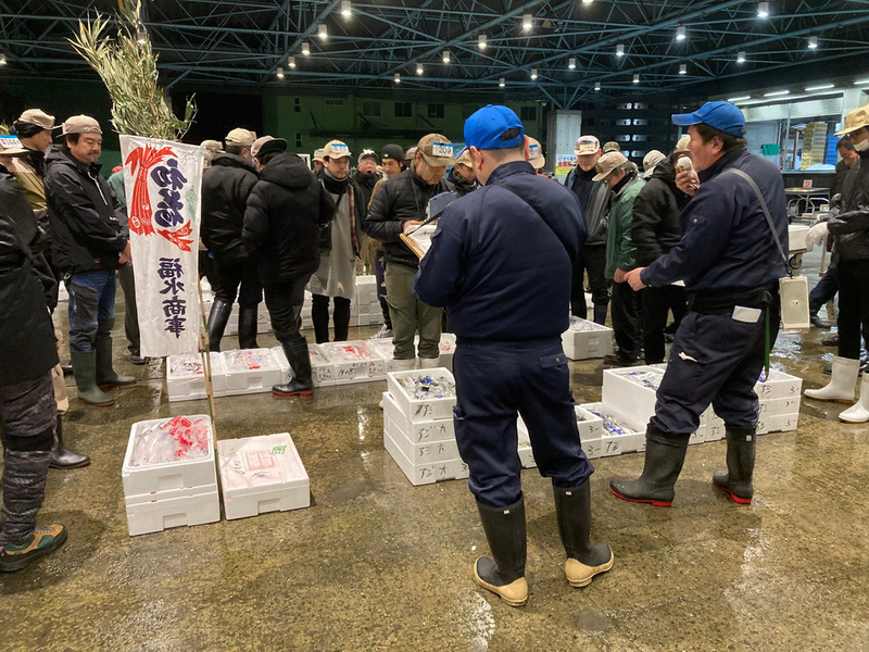 水産物の初せりを行っている写真