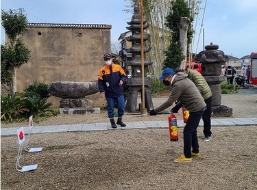 消火器での消火訓練の画像