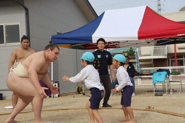 安青錦と向かい合い園児たち