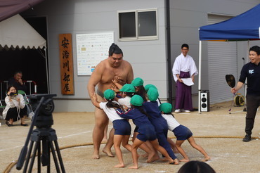 力士に立ち向かう園児たち