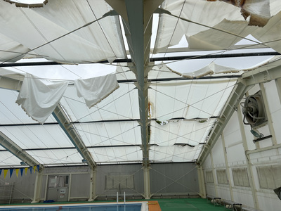 強風によって破損した屋根の様子