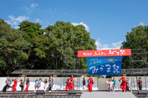 ステージでジャンプする様子