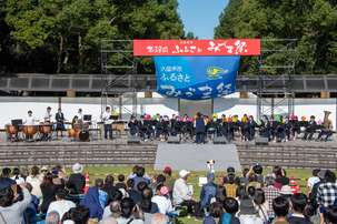 学生たちが楽器を演奏する様子