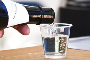 お酒を注ぐ様子