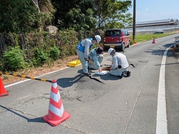 下水道施設調査第1班の活動の様子 路面状況確認