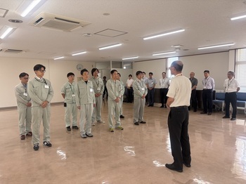応急給水第13班から16班出発式の様子