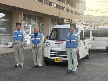 水道修繕第3班出発の様子