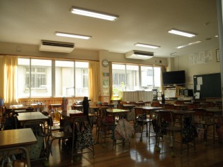 小学校教室内の空調機の設置事例です